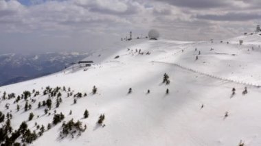 Sırbistan 'ın Kopaonik dağındaki radar istasyonunun kış zamanı hava görüntüsü