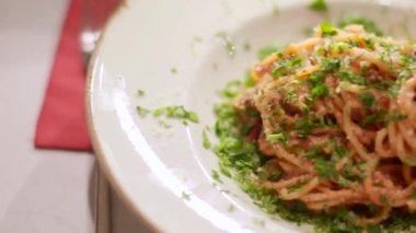 Maydanoz ve peynirli spagetti makarnası.