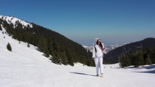 Junge Frau Läuft Auf Skipiste Verschneiten Berg — Stockvideo