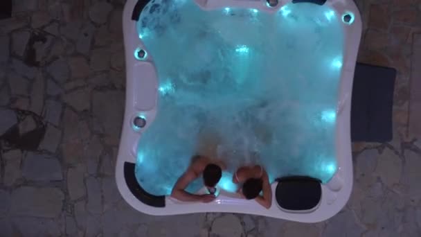 Romantisches Junges Paar Entspannt Whirlpool Mit Lichtern — Stockvideo