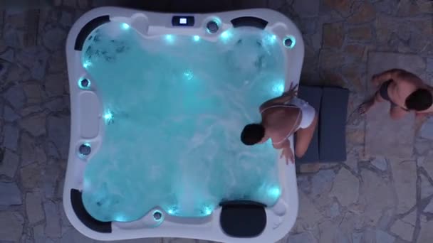 Romantisch Jong Paar Ontspannen Hot Tub Met Verlichting — Stockvideo