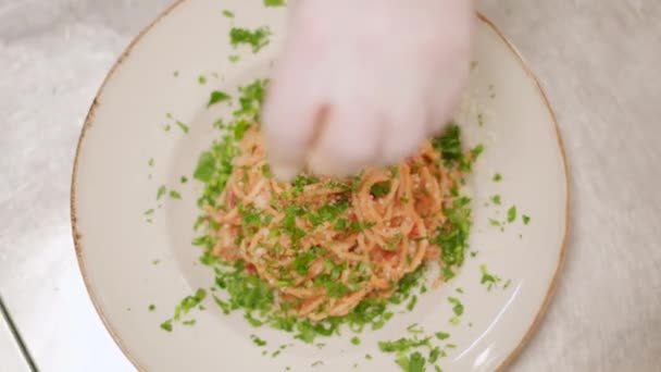 Primer Plano Del Chef Preparando Pasta Espagueti Con Perejil Queso — Vídeo de stock