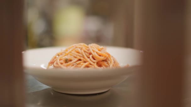 Primer Plano Pasta Espaguetis Con Perejil Queso — Vídeo de stock