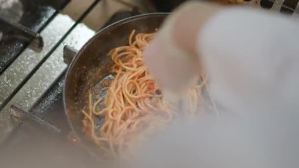 Primer Plano Del Chef Preparando Pasta Espagueti Horno — Vídeo de stock