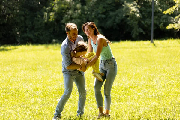 Feliz Familia Joven Con Linda Hija Divirtiéndose Parque Día Soleado — Foto de Stock