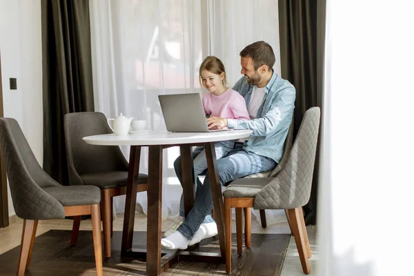 Padre Figlia Utilizzando Computer Portatile Insieme Nella Stanza — Foto Stock