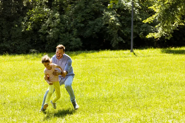 Ojciec Uroczą Córeczką Zabawia Się Trawie Parku — Zdjęcie stockowe