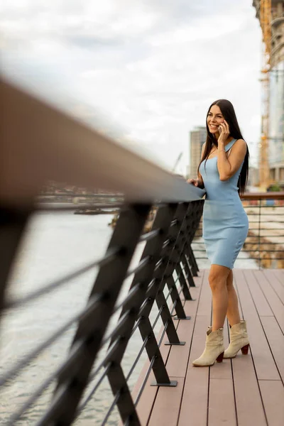 Hübsche Junge Frau Mit Handy Auf Der Uferpromenade — Stockfoto