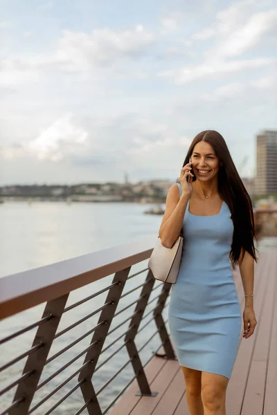 Hübsche Junge Frau Benutzt Handy Beim Spazierengehen Auf Der Uferpromenade — Stockfoto