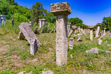 Sırbistan 'da Rajac köyü yakınlarındaki antik Rajac mezarlığı ünlü taş şarap mahzenleri