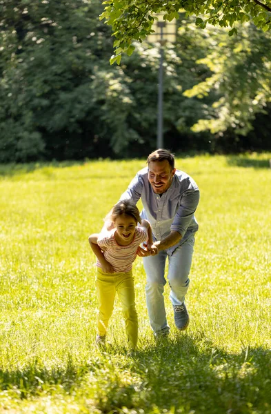 Ojciec Uroczą Córeczką Zabawia Się Trawie Parku — Zdjęcie stockowe