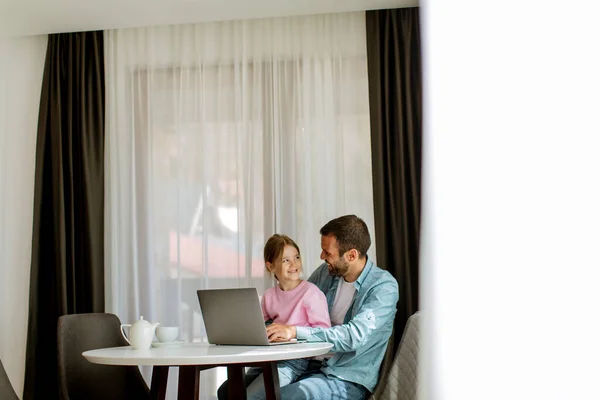 Pai Filha Usando Computador Portátil Juntos Sala — Fotografia de Stock