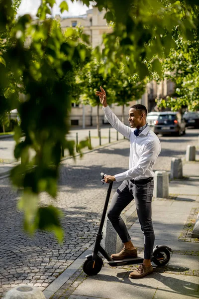 Beau Jeune Afro Américain Utilisant Scooter Électrique Sur Une Rue — Photo