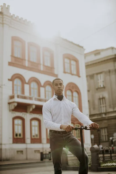Schöne Junge Afroamerikaner Mit Elektroroller Auf Einer Straße — Stockfoto