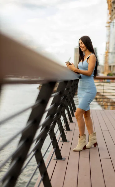 Hübsche Junge Frau Mit Handy Auf Der Uferpromenade — Stockfoto