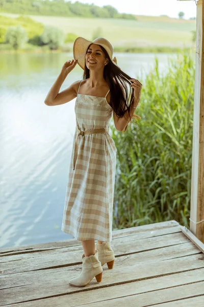 Młoda Kobieta Stojąca Drewnianym Molo Nad Spokojnym Jeziorem Gorący Letni — Zdjęcie stockowe