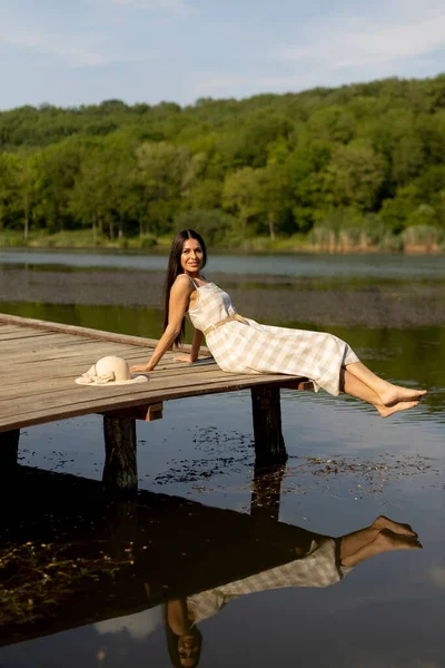 Młoda Kobieta Relaksuje Się Drewnianym Molo Nad Spokojnym Jeziorem Gorący — Zdjęcie stockowe