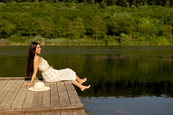 Mujer Joven Relajándose Muelle Madera Lago Tranquilo Día Caluroso Verano — Foto de Stock