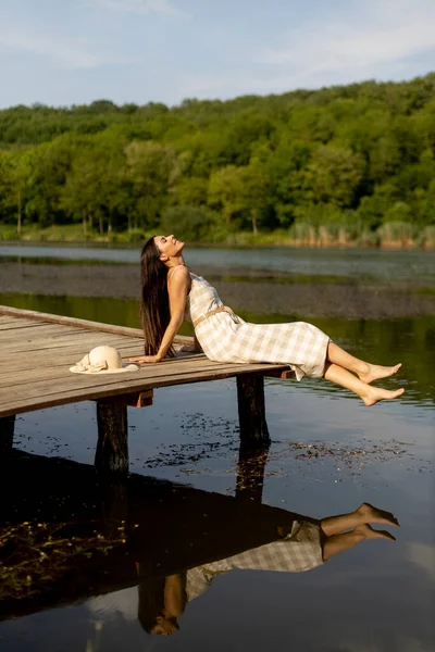 Mujer Joven Relajándose Muelle Madera Lago Tranquilo Día Caluroso Verano — Foto de Stock