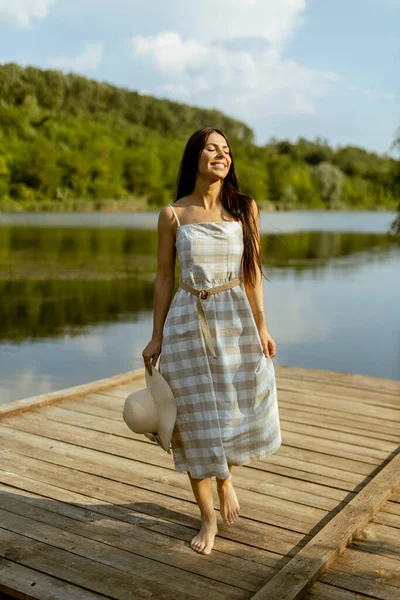 Mladá Žena Kráčí Dřevěném Molu Klidného Jezera Horkém Letním Dni — Stock fotografie