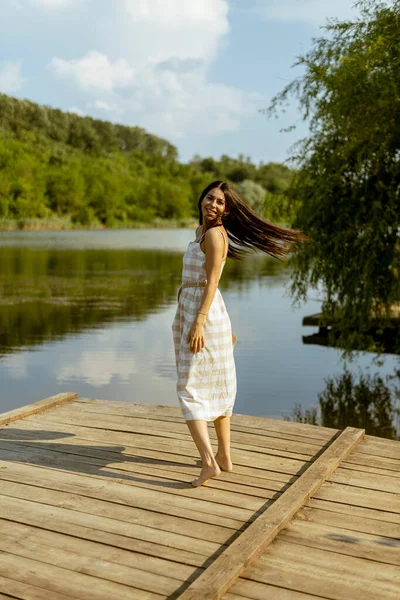 Mladá Žena Kráčí Dřevěném Molu Klidného Jezera Horkém Letním Dni — Stock fotografie