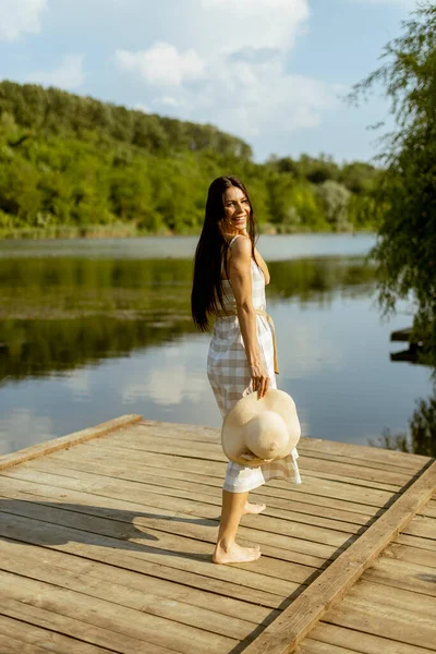 Młoda Kobieta Spacerująca Drewnianym Molo Nad Spokojnym Jeziorem Gorący Letni — Zdjęcie stockowe