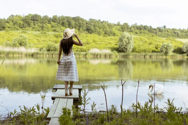 Jeune Femme Debout Sur Jetée Bois Bord Lac Calme Par — Photo