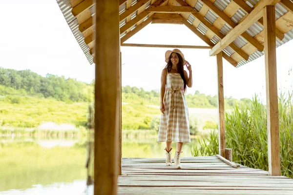 Mujer Joven Caminando Muelle Madera Lago Tranquilo Día Caluroso Verano — Foto de Stock