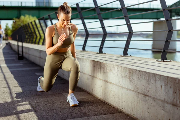 Spor Giyimli Güzel Bir Kadın Nehir Kenarında Esniyor — Stok fotoğraf