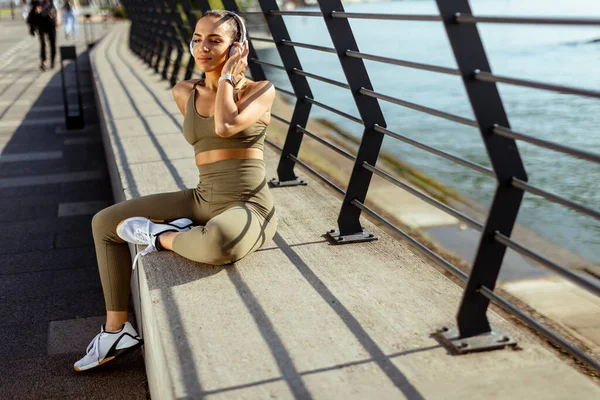 Söt Ung Kvinna Med Hörlurar Tar Paus Efter Att Sprungit — Stockfoto