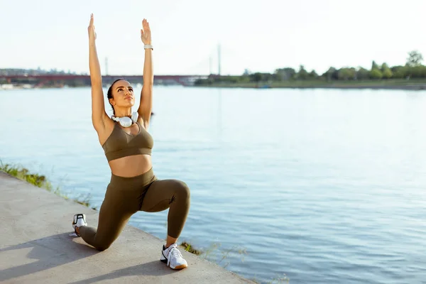 Jolie Jeune Femme Tenue Sport Étirant Sur Une Promenade Fluviale — Photo