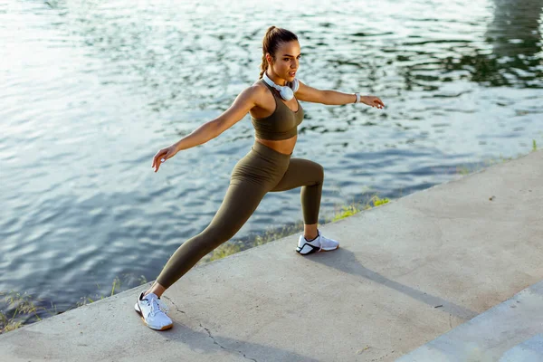 Söt Ung Kvinna Sportkläder Som Sträcker Sig Flod Promenad — Stockfoto