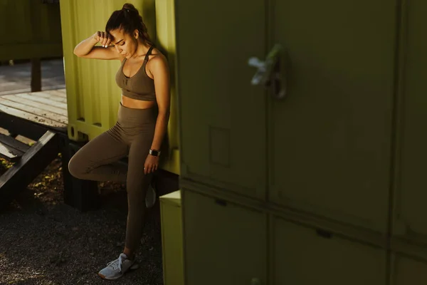 Pretty Young Woman Takes Break Running Urban Area — Stockfoto