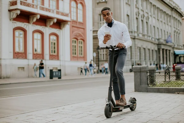 Knappe Jonge Afro Amerikaanse Met Behulp Van Mobiele Telefoon Terwijl — Stockfoto