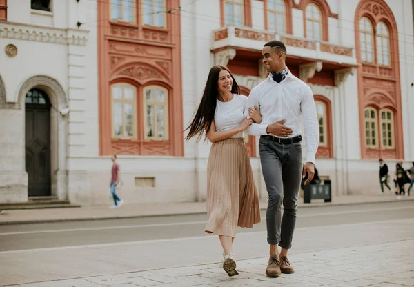 Tampan Muda Multietnis Pasangan Berjalan Jalan — Stok Foto