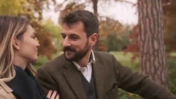 在秋天的公园里散步的年轻夫妇 — 图库视频影像