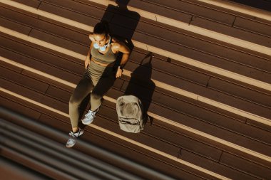 Şehir merkezinde koştuktan sonra güzel genç bayana bir bakış açısı