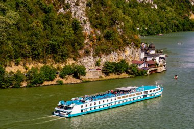 Sırbistan 'ın Cerdap kenti - 2 Eylül 2021: Sırbistan' ın Cerdap vadisindeki Tuna Nehri üzerinde seyir gemisi. 2016 yılında, 18 binden fazla turistle birlikte 118 yolcu gemisi Djerdap Milli Parkı 'nı ziyaret etti.