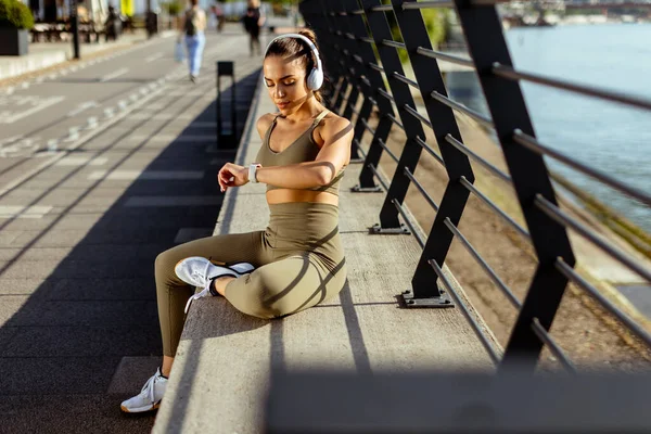 Bella Giovane Donna Con Gli Auricolari Prende Una Pausa Dopo — Foto Stock