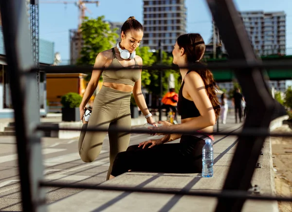 Piękne Młode Kobiety Odzieży Sportowej Ćwiczące Promenadzie Nad Rzeką — Zdjęcie stockowe