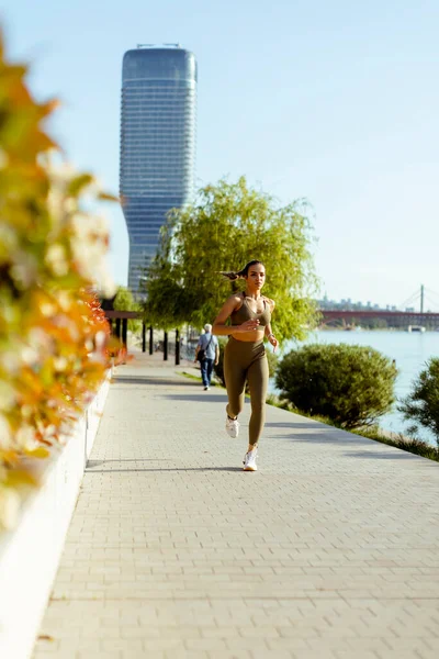 Mulher Bonita Fazendo Exercício Corrida Pelo Calçadão Rio — Fotografia de Stock