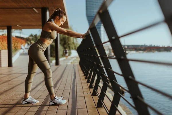 Jolie Jeune Femme Tenue Sport Faisant Exercice Sur Une Promenade — Photo