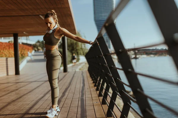 Mooie Jonge Vrouw Sportkleding Oefenen Een Rivier Promenade — Stockfoto