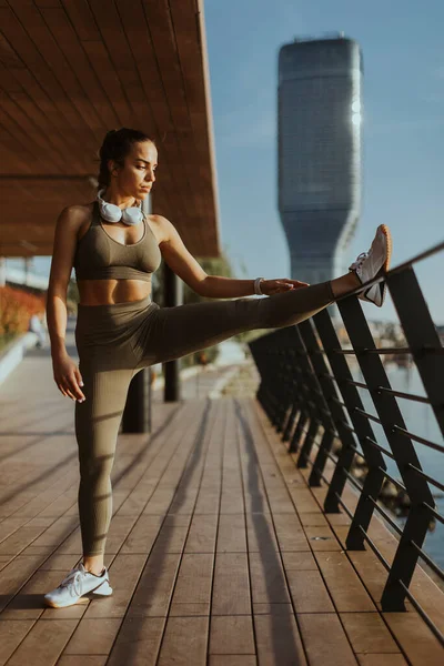 Bella Giovane Donna Abbigliamento Sportivo Che Esercita Lungomare — Foto Stock