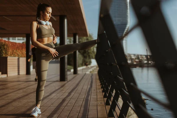 Bella Giovane Donna Abbigliamento Sportivo Che Esercita Lungomare — Foto Stock