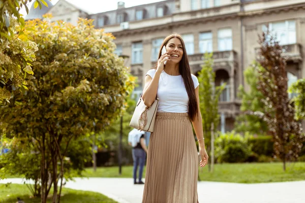 Hübsche Junge Frau Benutzt Handy Beim Gehen Auf Der Straße — Stockfoto