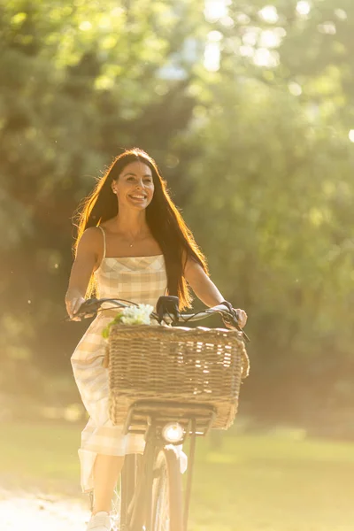 Mulher Bonita Com Flores Cesta Bicicleta Elétrica — Fotografia de Stock