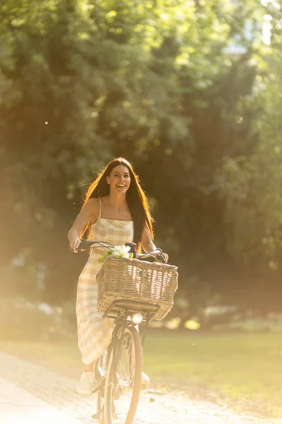 Jolie Jeune Femme Avec Des Fleurs Dans Panier Vélo Électrique — Photo