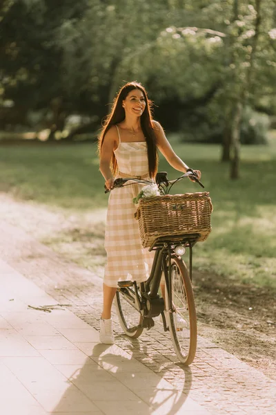 Mooie Jonge Vrouw Met Bloemen Mand Van Elektrische Fiets — Stockfoto