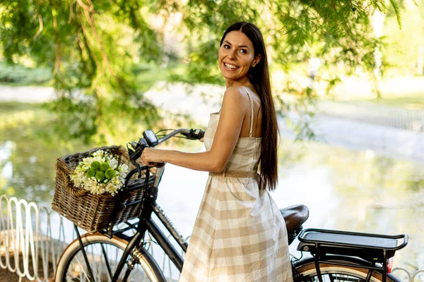 Mujer Joven Bonita Con Flores Cesta Bicicleta Eléctrica —  Fotos de Stock